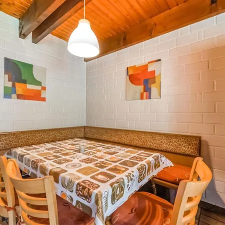 Geraeumiges Mit Privater Terrasse بيت للعطل